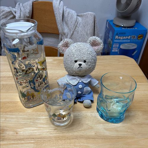 今日はそろそろアイスコーヒーの季節だから、ムーミンのポット？とグラスを捜索してたらね、１０年以上前のお家の人お気に入りグラスが出現したの👀✨
涼しげな色🩵
今日は捜索ながらの片付け頑張ったご褒美に買ったアイスコーヒーを楽しんじゃお💕レアチーズタルトも昨日のうちにゲットしておいたんだ🐻‍❄️🎶
いただきま〜す🥄

４枚目…
この前出かけた時に食べたサーティワンアイス🍨
このコンビでまた食べたい🤤