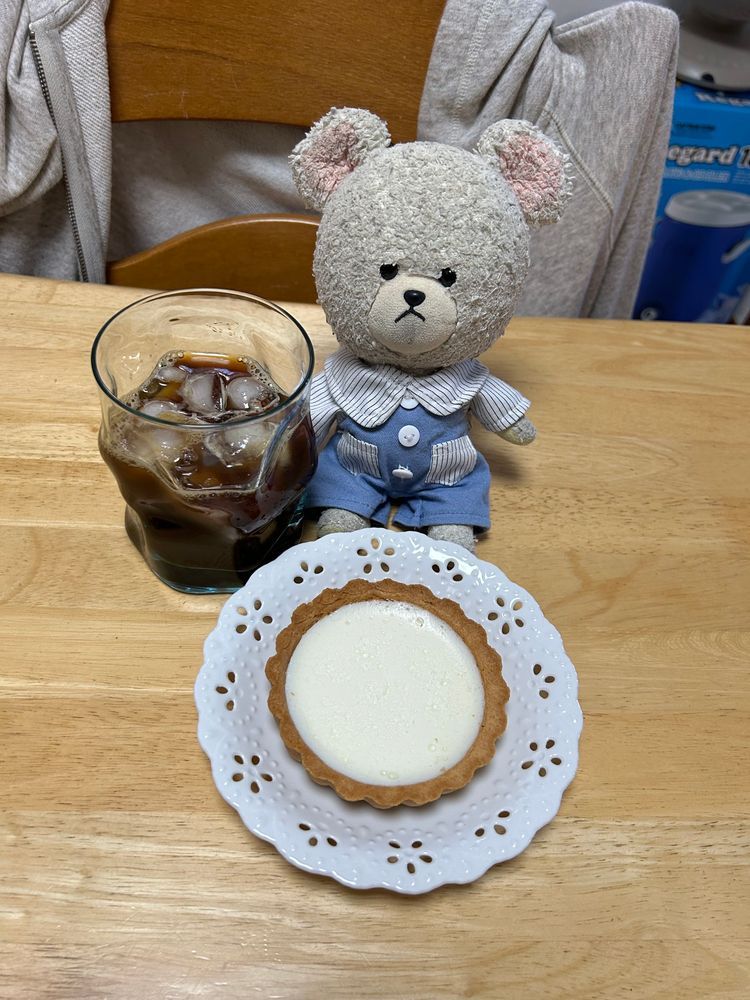 今日はそろそろアイスコーヒーの季節だから、ムーミンのポット？とグラスを捜索してたらね、１０年以上前のお家の人お気に入りグラスが出現したの👀✨
涼しげな色🩵
今日は捜索ながらの片付け頑張ったご褒美に買ったアイスコーヒーを楽しんじゃお💕レアチーズタルトも昨日のうちにゲットしておいたんだ🐻‍❄️🎶
いただきま〜す🥄

４枚目…
この前出かけた時に食べたサーティワンアイス🍨
このコンビでまた食べたい🤤