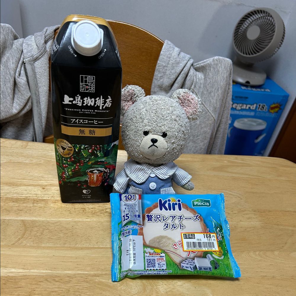 今日はそろそろアイスコーヒーの季節だから、ムーミンのポット？とグラスを捜索してたらね、１０年以上前のお家の人お気に入りグラスが出現したの👀✨
涼しげな色🩵
今日は捜索ながらの片付け頑張ったご褒美に買ったアイスコーヒーを楽しんじゃお💕レアチーズタルトも昨日のうちにゲットしておいたんだ🐻‍❄️🎶
いただきま〜す🥄

４枚目…
この前出かけた時に食べたサーティワンアイス🍨
このコンビでまた食べたい🤤