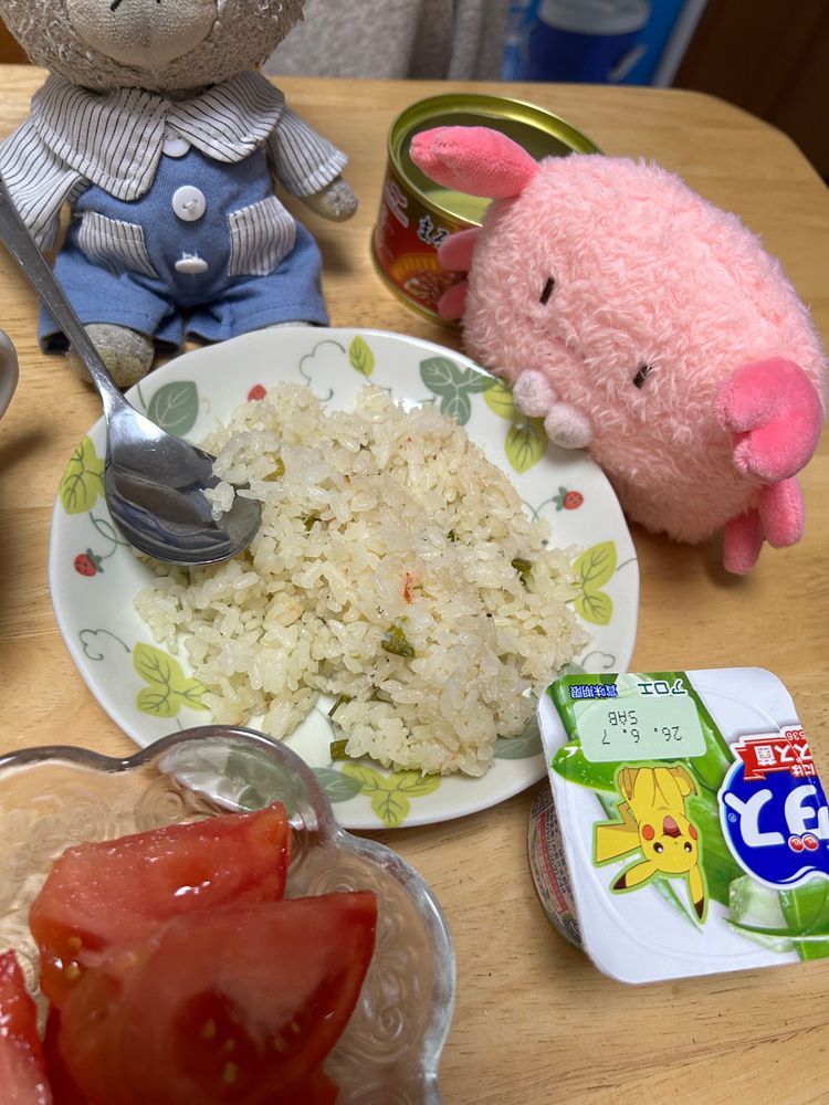 ２９日過ぎたというのににおいチェックとメロンのおしりチェックでもうちょっとかな？とカット持ち越しなの🔪
メロン〜🍈🐻‍❄️

夜ごはん、カニピラフだった🦀
缶詰見つけた　ちょきたんに
ぴーしゃんチョキチョキされてるの💦
でも、ちょきたんも食べるんだよね〜💦
毎回チョキチョキされ損なの🐻‍❄️