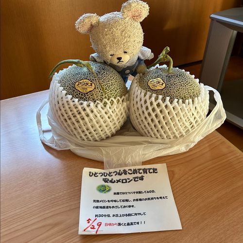 ２９日過ぎたというのににおいチェックとメロンのおしりチェックでもうちょっとかな？とカット持ち越しなの🔪
メロン〜🍈🐻‍❄️

夜ごはん、カニピラフだった🦀
缶詰見つけた　ちょきたんに
ぴーしゃんチョキチョキされてるの💦
でも、ちょきたんも食べるんだよね〜💦
毎回チョキチョキされ損なの🐻‍❄️