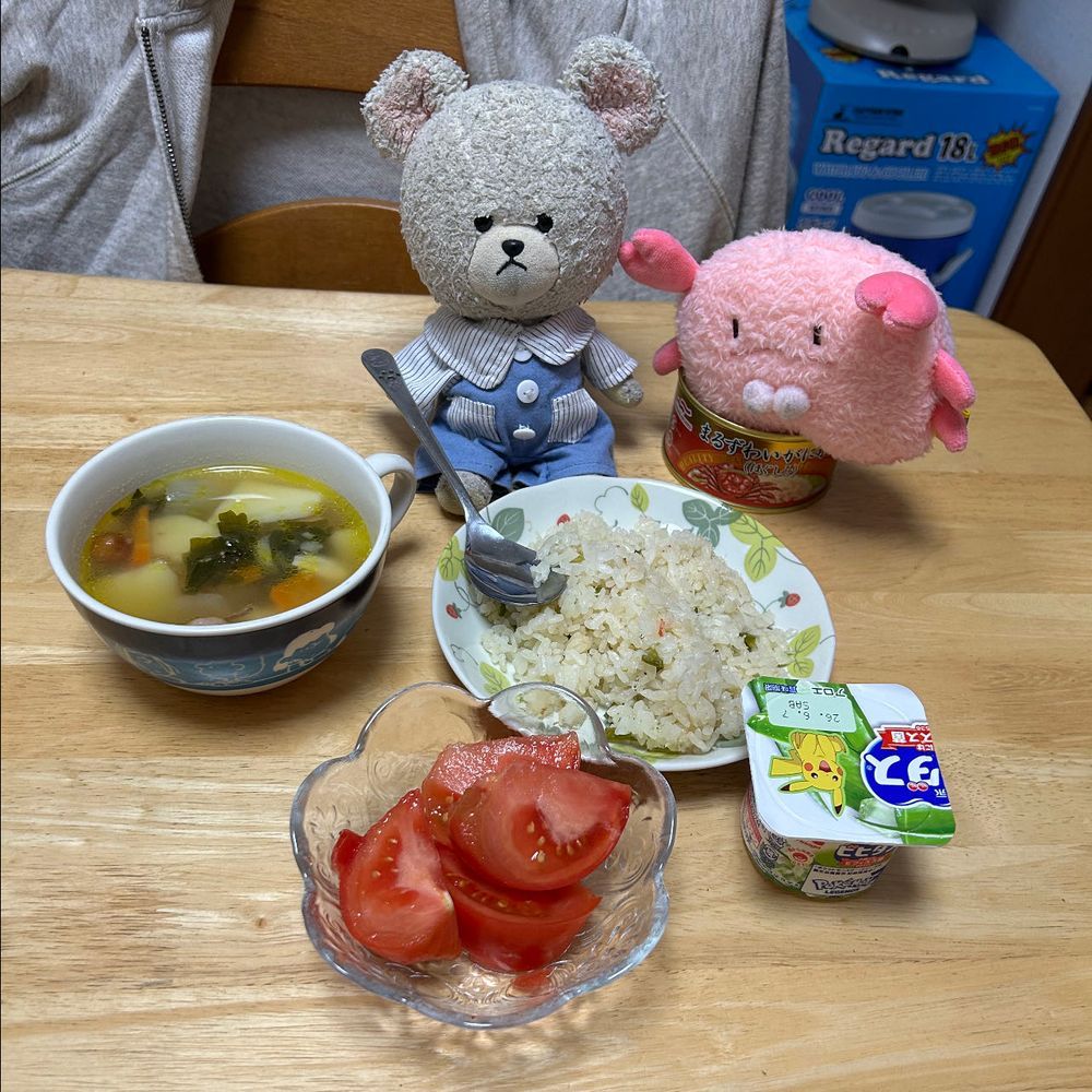 ２９日過ぎたというのににおいチェックとメロンのおしりチェックでもうちょっとかな？とカット持ち越しなの🔪
メロン〜🍈🐻‍❄️

夜ごはん、カニピラフだった🦀
缶詰見つけた　ちょきたんに
ぴーしゃんチョキチョキされてるの💦
でも、ちょきたんも食べるんだよね〜💦
毎回チョキチョキされ損なの🐻‍❄️