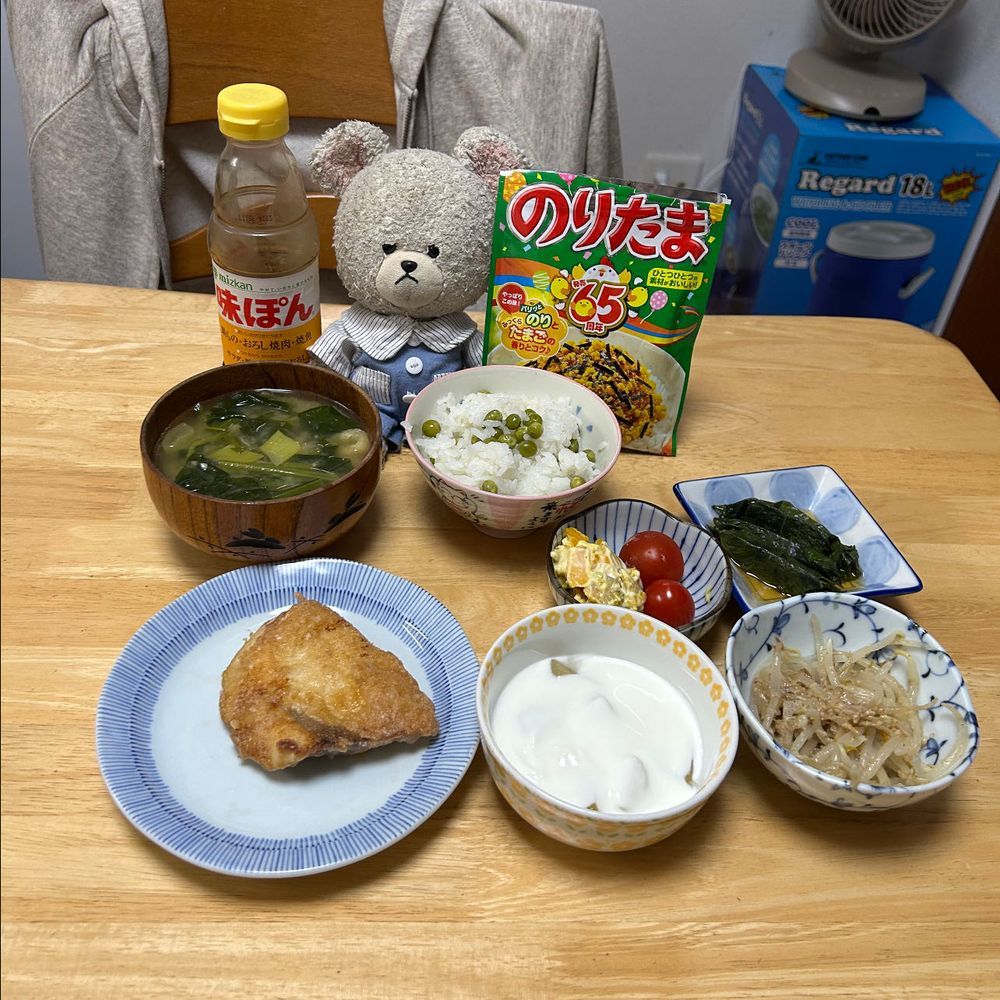 あのグリーンピースがついに収穫に👏👏
鞘から出すとこれだけあった🫛
たっぷり豆ごはんが食べられる🥄🐻‍❄️✨
さっそく、豆ごはんなの❣️
