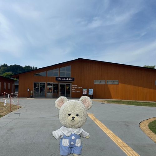 替え歌歌います🎤🐻‍❄️

ここは茨城
美味しいものが集まるっていうことは「食いしん坊の中心！」
かわいいおかしたくさん食べたいな「もうだめよ！」
満腹メーターがあがっちゃーう！
「美味しいだけじゃだめですか？」

ということで、新しくできた
みと好文テラス行ってきた🚙
写真とるのやっとで、ぴーしゃん合成で👍
パン屋さんとかお団子屋さんとかいろいろ入ってた〜
千波湖もウロウロできるよ〜
ぴーしゃんじかんの都合でできなかったけど💦