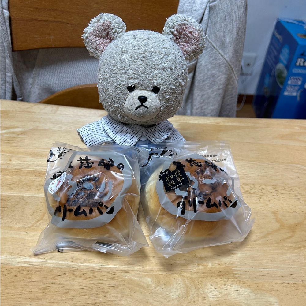 パン屋さんのパン　
このアンパンマン はあんこなの❣️あと印籠パン✨水戸黄門だからね🤭
3枚目奥久慈卵のクリームパン、これが絶品😋飲めるクリームパンだよ👍
4枚目お団子
好文だんごは種類豊富で選ぶの苦労するほどだよ〜🍡
