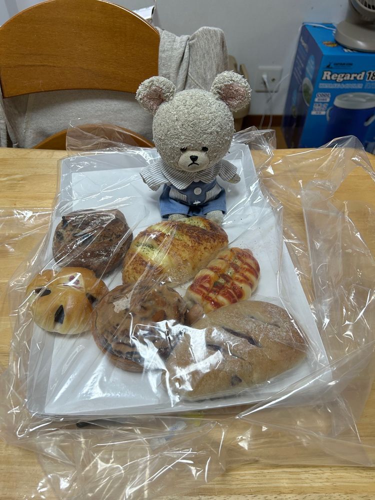 パン屋さんのパン　
このアンパンマン はあんこなの❣️あと印籠パン✨水戸黄門だからね🤭
3枚目奥久慈卵のクリームパン、これが絶品😋飲めるクリームパンだよ👍
4枚目お団子
好文だんごは種類豊富で選ぶの苦労するほどだよ〜🍡