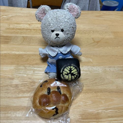 パン屋さんのパン　
このアンパンマン はあんこなの❣️あと印籠パン✨水戸黄門だからね🤭
3枚目奥久慈卵のクリームパン、これが絶品😋飲めるクリームパンだよ👍
4枚目お団子
好文だんごは種類豊富で選ぶの苦労するほどだよ〜🍡