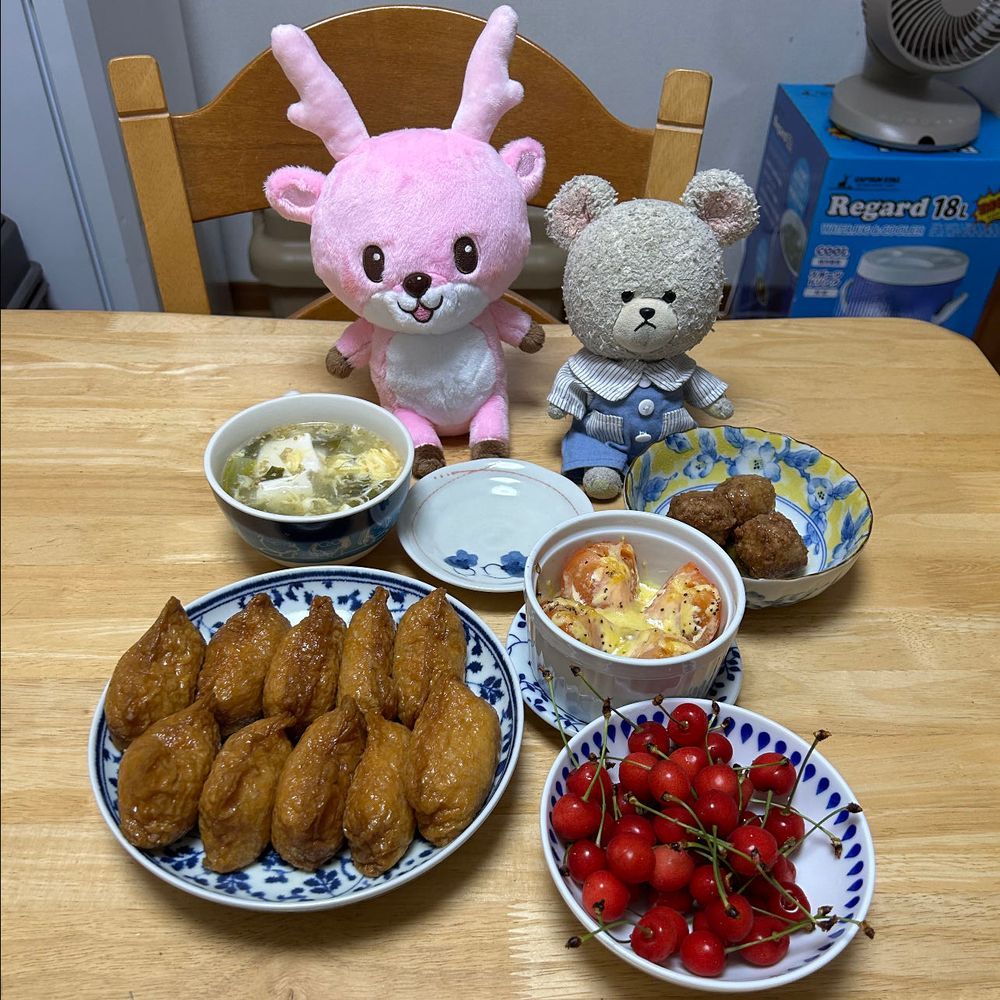 昨日の台風にはまいった〜
くたびれちゃって、お家であるもののお手軽メシに❣️
冷蔵庫漁ると、シシちゃんいるじゃん🤭岩下の新生姜発見したから、いなり寿司に〜
前に買った辰子じゃない方の松本一本ねぎ鶏肉団子の方を✂️
トマトのマヨチーズ焼き🍅
青梗菜と豆腐の卵スープ🥣
さくらんぼ🍒
と冷蔵庫にたくさん詰めておいたことに感動する内容となったよ🤣
今日はタコキムチにハマり、ぴーしゃんカルピスとつまんでる❣️
タコうまい🐙🥄🐻‍❄️