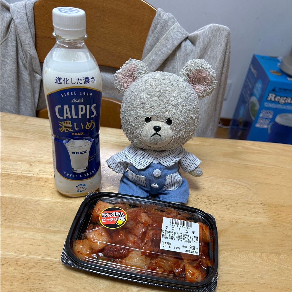 昨日の台風にはまいった〜
くたびれちゃって、お家であるもののお手軽メシに❣️
冷蔵庫漁ると、シシちゃんいるじゃん🤭岩下の新生姜発見したから、いなり寿司に〜
前に買った辰子じゃない方の松本一本ねぎ鶏肉団子の方を✂️
トマトのマヨチーズ焼き🍅
青梗菜と豆腐の卵スープ🥣
さくらんぼ🍒
と冷蔵庫にたくさん詰めておいたことに感動する内容となったよ🤣
今日はタコキムチにハマり、ぴーしゃんカルピスとつまんでる❣️
タコうまい🐙🥄🐻‍❄️