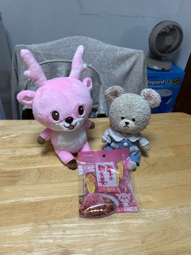昨日の台風にはまいった〜
くたびれちゃって、お家であるもののお手軽メシに❣️
冷蔵庫漁ると、シシちゃんいるじゃん🤭岩下の新生姜発見したから、いなり寿司に〜
前に買った辰子じゃない方の松本一本ねぎ鶏肉団子の方を✂️
トマトのマヨチーズ焼き🍅
青梗菜と豆腐の卵スープ🥣
さくらんぼ🍒
と冷蔵庫にたくさん詰めておいたことに感動する内容となったよ🤣
今日はタコキムチにハマり、ぴーしゃんカルピスとつまんでる❣️
タコうまい🐙🥄🐻‍❄️