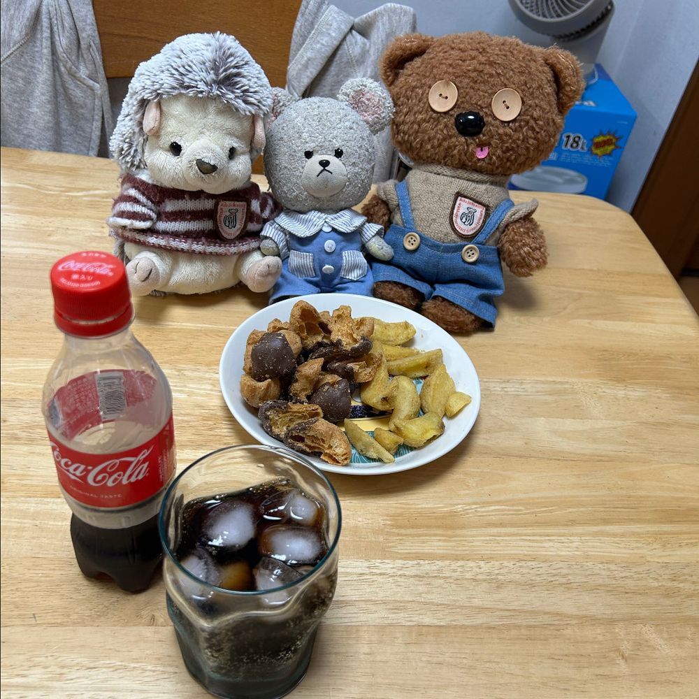 お家の人がまたムーミンのお皿買ったの👛
見ているだけじゃ…ねぇ〜🦔🐻‍❄️🐻

これ乗せたら良さそうだね❣️って🤭

なんかしゅわしゅわがほしくなる組み合わせ〜
あっ、コーラ出てきた👀✨