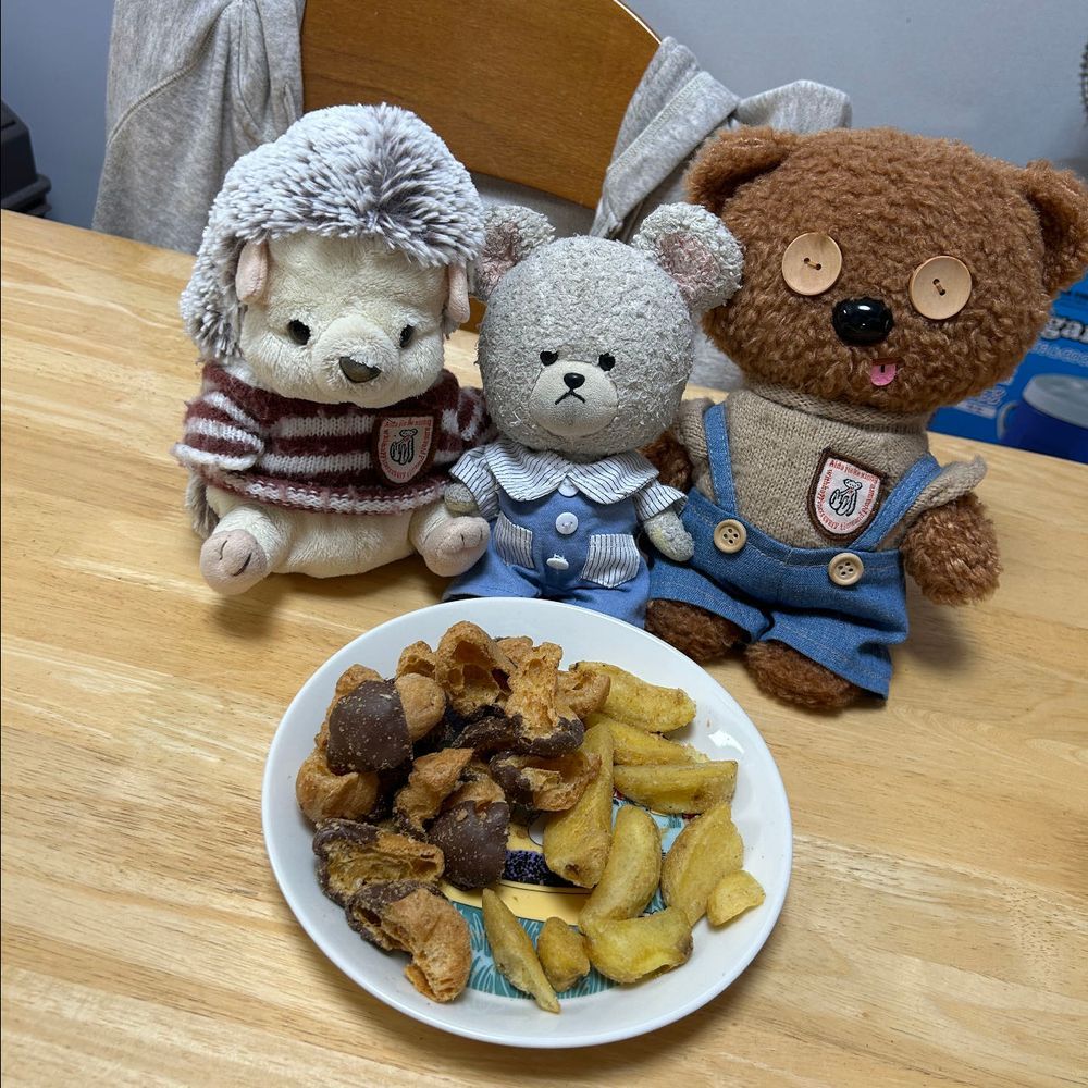 お家の人がまたムーミンのお皿買ったの👛
見ているだけじゃ…ねぇ〜🦔🐻‍❄️🐻

これ乗せたら良さそうだね❣️って🤭

なんかしゅわしゅわがほしくなる組み合わせ〜
あっ、コーラ出てきた👀✨