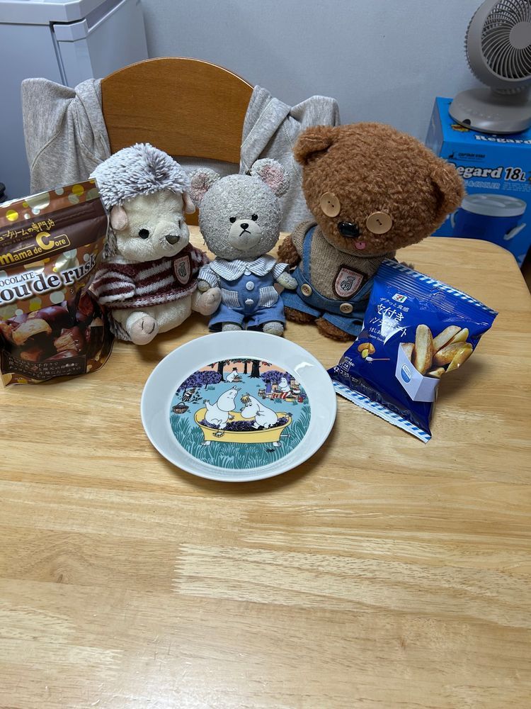 お家の人がまたムーミンのお皿買ったの👛
見ているだけじゃ…ねぇ〜🦔🐻‍❄️🐻

これ乗せたら良さそうだね❣️って🤭

なんかしゅわしゅわがほしくなる組み合わせ〜
あっ、コーラ出てきた👀✨