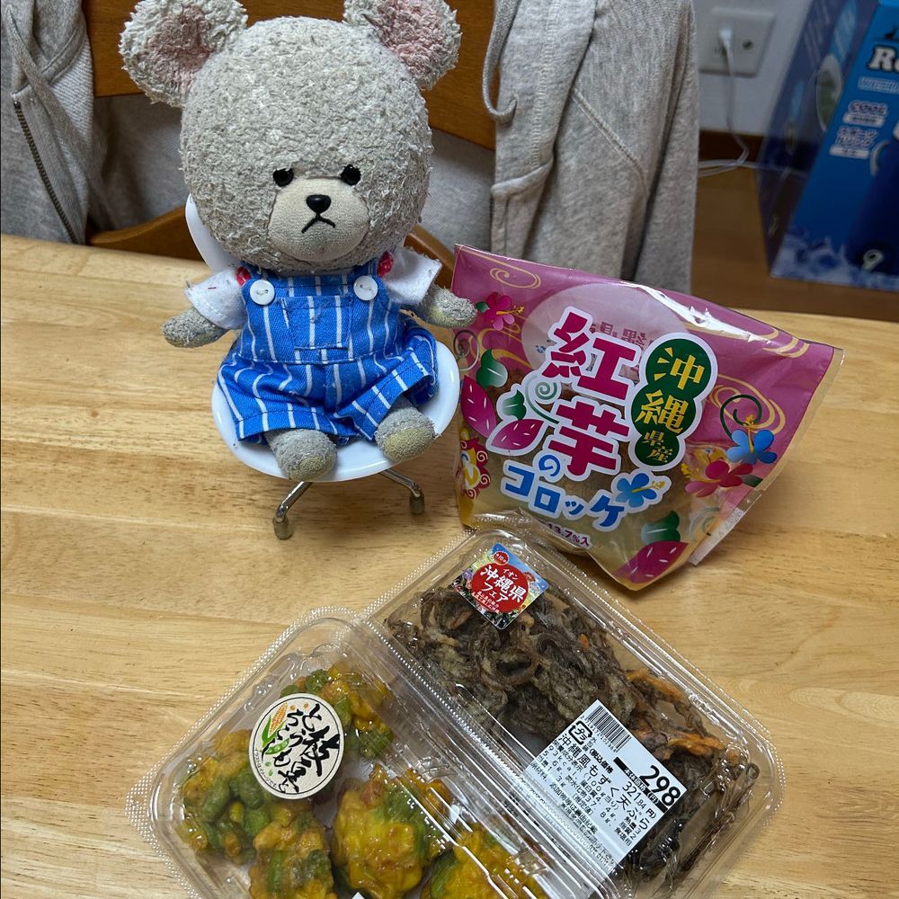 エガビアー✨🐻‍❄️
エガちゃんを最大限に露出させるぴーしゃんなの🤣
バラすとぴーしゃんチは黒2本、白2本、赤とシルバー1本ずつ✨そして、ぴーしゃん用のしゅわしゅわ🍇
さて、この後ろ姿🦔はだれでしょう？🤭
最先端品はネットスーパーでしか手に入らないからね、頼んだら〜なんと沖縄フェアだって✨
紅いもタルト好きなんだよね🤤ショコラミントアイスに見かけないマリービスケット❣️
紅芋コロッケに〜　
もずくの天ぷら？？初めてだ👀✨
枝豆とうもろこしのも気になるし👛

