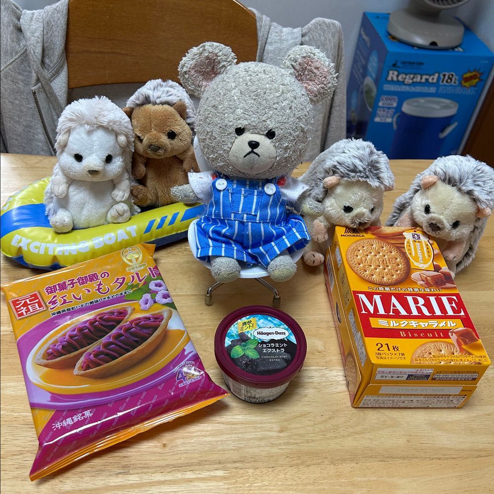 エガビアー✨🐻‍❄️
エガちゃんを最大限に露出させるぴーしゃんなの🤣
バラすとぴーしゃんチは黒2本、白2本、赤とシルバー1本ずつ✨そして、ぴーしゃん用のしゅわしゅわ🍇
さて、この後ろ姿🦔はだれでしょう？🤭
最先端品はネットスーパーでしか手に入らないからね、頼んだら〜なんと沖縄フェアだって✨
紅いもタルト好きなんだよね🤤ショコラミントアイスに見かけないマリービスケット❣️
紅芋コロッケに〜　
もずくの天ぷら？？初めてだ👀✨
枝豆とうもろこしのも気になるし👛


