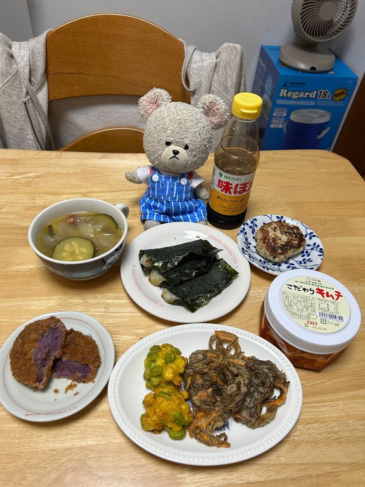 こちら、台風を耐えたど根性ズッキーニなの❣️
前回より太くなったね〜
玉ねぎウインナーとスープにして、さっそく夕飯へと変身したよ👍
米炊くの忘れて、海苔餅を磯辺巻きにしたの❣️
買ったものもお皿に並べると、頑張った気になるね〜🤣
4枚目、サンパチェンスがだんだん大きくなってきて、お花をたくさんつけるから見てて楽しいよ😊