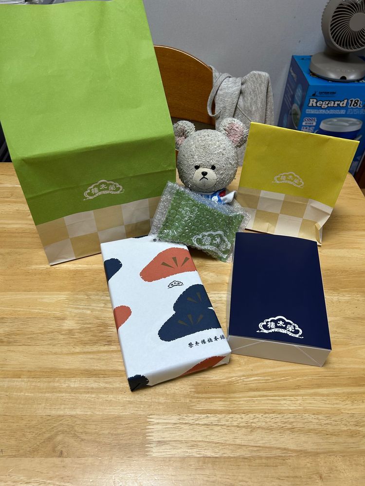 今日はきゅうりが3本とれたから、春雨サラダにしたんだ〜❣️
最近、この春雨サラダにきゅうりとサラダチキン入れて食べるのにハマってるんだ〜
ぴーしゃんチ、榮太樓のお品をお使い物に用意したんだけど、ついでにウチにも👛包みまで素敵💓
あんみつと、きんつばと、どら焼きと、黒みつポップコーンなの❣️