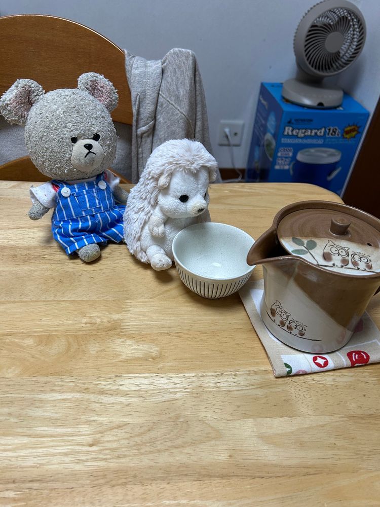 さっそく榮太樓のきんつばでお茶にしたんだよ🍵
今日は玄米茶❣️
なんか、すでにいい香り🍵ちっくんなんて、スタンバイオッケーだ🤭
あんこと抹茶の２種類楽しんじゃお〜❤️
ひと口パクッと食べて、まろんちゃん、うにちゃん、ぼんちゃんは遊びへ🦔💨
ちっくん、玄米茶をゆっくり楽しんでるね🦔
わぁ〜、抹茶のきんつばの中、あんこも見える👀✨
上品な甘さで、どちらも美味しかった❣️