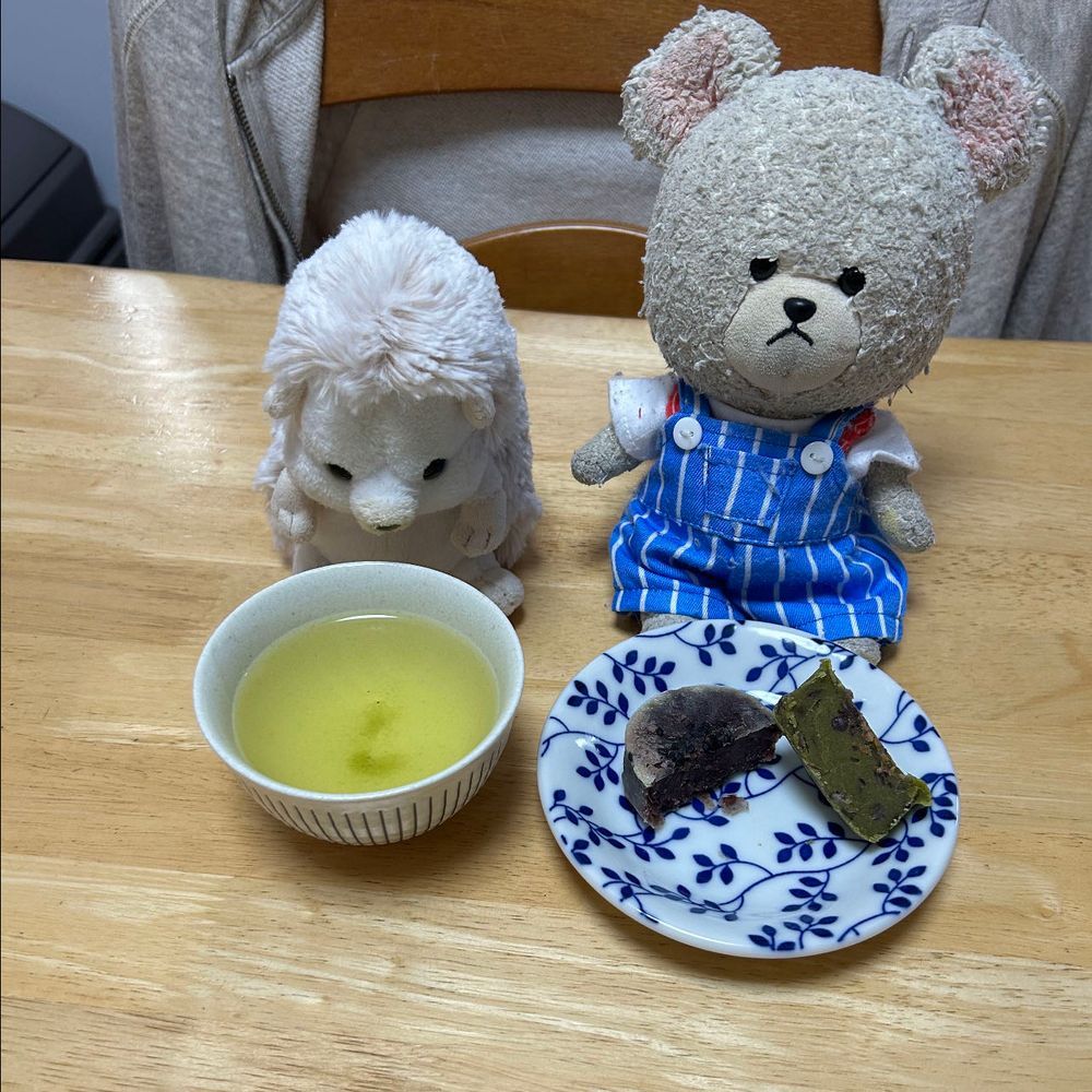 さっそく榮太樓のきんつばでお茶にしたんだよ🍵
今日は玄米茶❣️
なんか、すでにいい香り🍵ちっくんなんて、スタンバイオッケーだ🤭
あんこと抹茶の２種類楽しんじゃお〜❤️
ひと口パクッと食べて、まろんちゃん、うにちゃん、ぼんちゃんは遊びへ🦔💨
ちっくん、玄米茶をゆっくり楽しんでるね🦔
わぁ〜、抹茶のきんつばの中、あんこも見える👀✨
上品な甘さで、どちらも美味しかった❣️