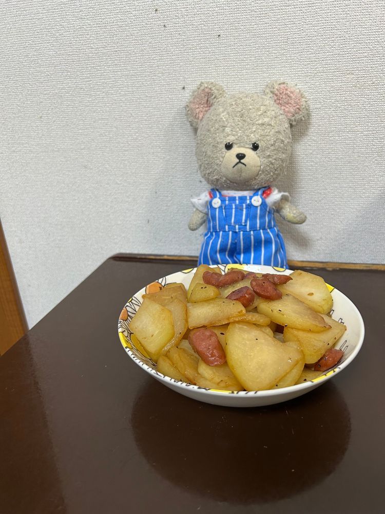 変な野菜と黄色いメロンなの❣️
メロン見た目のままの名前イエローキングだよ🍈
手前がUFOズッキーニ

さて、問題です。
残り一つは何でしょう？？
…なんか変なやつ👀

正解は〜

コールラビ
初めて食べたよ〜
キャベツとかカブのした感じ？
ブロッコリーの茎のとことかの🥦

ぴーしゃん、ロールケーキが手に入れ入ったよ🥄🐻‍❄️たっぷり〜