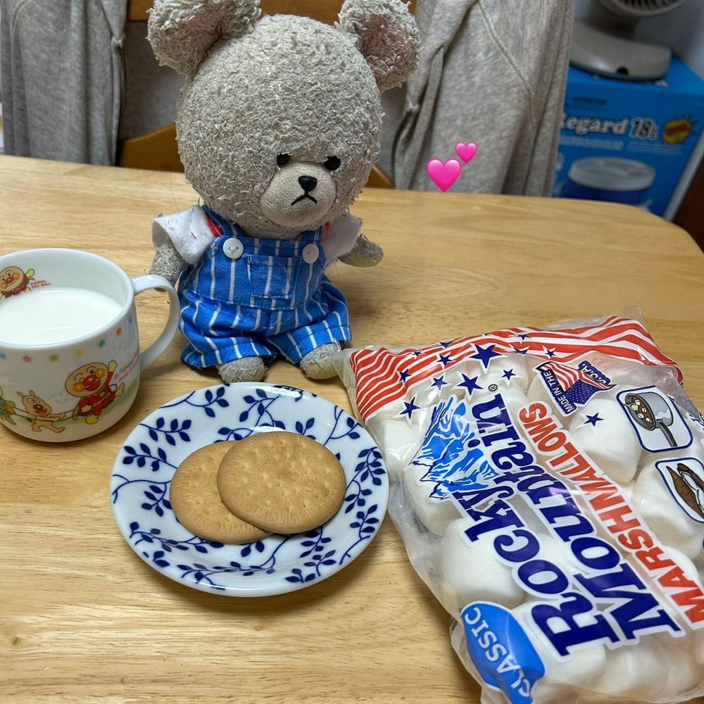ビスケットを１００％ いや１２０％楽しんでやるんだ✨🐻‍❄️✨
まずは１枚牛乳飲みながら、もぐもぐ味わう🥛
マシュマロ召喚🪄
1枚の上に乗せて、レンチンして、挟む❣️
ん〜❤️
あー❣️
んん〜👍👍👍