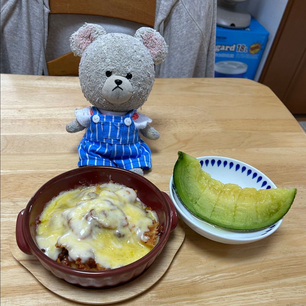 生チョコパイ　チーズケーキ味あった👀✨そして安定の美味しさのガトーオショコラ❤️
普通のチョコパイも❣️
そして、やたらと商品名が気になるカレーなの🍛これは食べてみないと〜🤭
ベイビーシャークのトッポキなの🌶️楽しみ😋
お昼はね、残り物のミートソース・ファルファッレにホワイトソースとチーズかけて焼いてお手軽グラタンなの🧀
