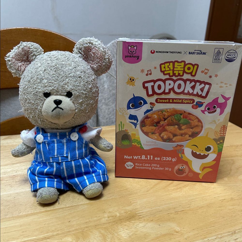 生チョコパイ　チーズケーキ味あった👀✨そして安定の美味しさのガトーオショコラ❤️
普通のチョコパイも❣️
そして、やたらと商品名が気になるカレーなの🍛これは食べてみないと〜🤭
ベイビーシャークのトッポキなの🌶️楽しみ😋
お昼はね、残り物のミートソース・ファルファッレにホワイトソースとチーズかけて焼いてお手軽グラタンなの🧀