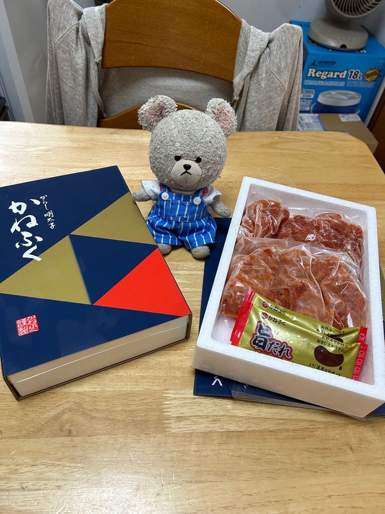 お家の人とぴーしゃん、やらなきゃいけないお仕事あるんだけど、サボり中
締め切り明日の朝😂
まだ手すらつけていないんだよね💦

さて、この前のUFOズッキーニなんだけど、切って素揚げにして塩コショウしてみた〜普通のズッキーニ味で美味しかったよ🤣
楽天スーパーセールで買った明太子届いた😍明太子…ほかほか炊き立てごはんの上に置きたい🍚🥄🐻‍❄️
リビングの敷き物新調したの❣️柄が好き💖
ファミマ経営してるおばちゃんがね、とうもろこし🌽送ってくれたの📦
これを食べるのに旨みを楽しむために電子レンジでチンしてねって言われて喜んで食べてたんだけど、途中で気づいたんだけど部分的に生😂
まあ、甘い🌽

余談ですが…最近、ぴーしゃんって打つと予測変換に🐀出てくるのは…🐻‍❄️💢
あの、スマホさん‼️
ぴーしゃんは🐻‍❄️‼️🐻‍❄️‼️
🐭じゃなくて🐀なのも納得いかないけど…とにかく🐻‍❄️‼️