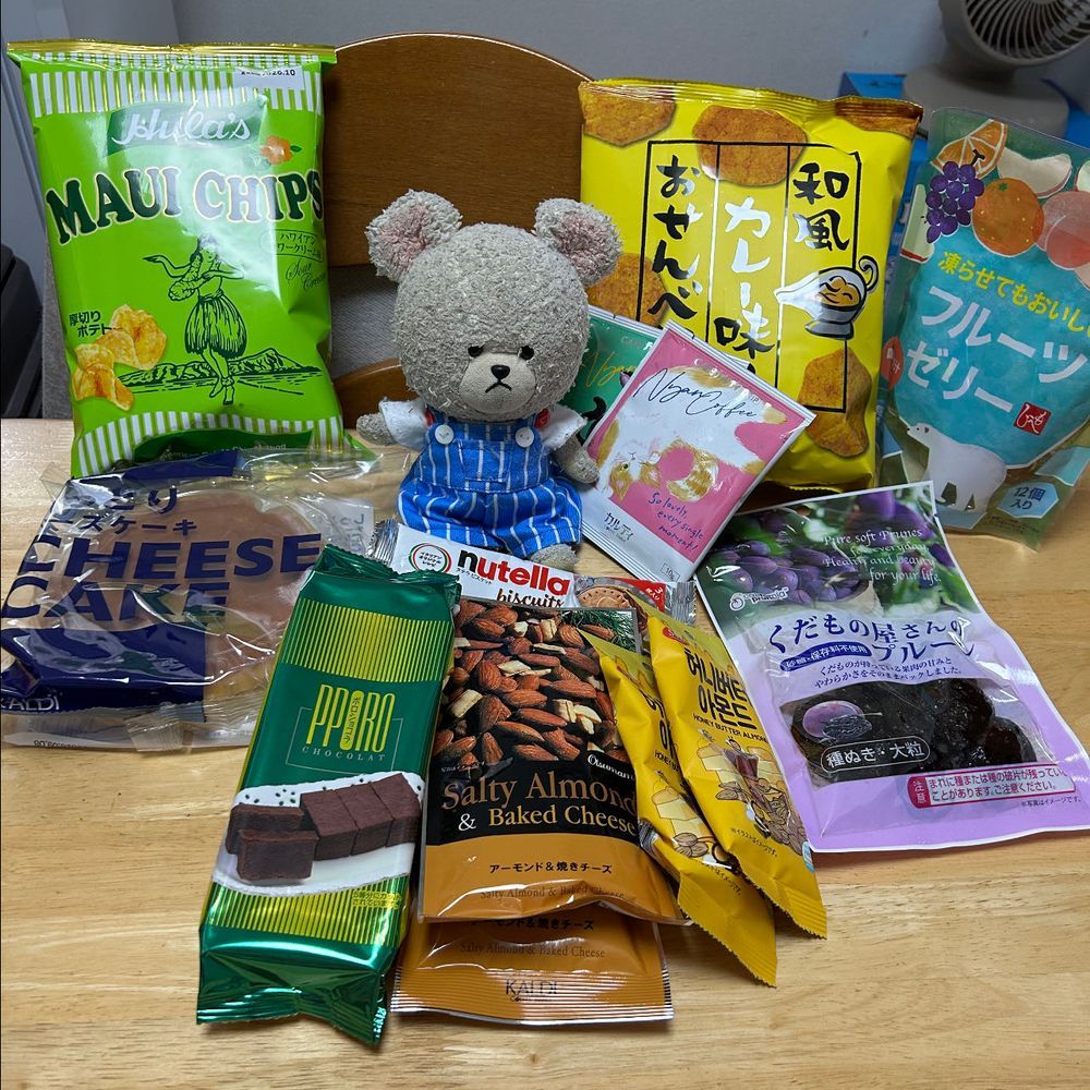 カルディからのDMでこの缶に一目惚れしてこれのためだけにオンラインで買い物をした結果がコレです🐻‍❄️💦
あ〜欲しいもののために節約するはずが😂暴走を決めてしまった💸
2枚目お菓子
3枚目レトルトの美味しいものたち
4枚目韓国っぽいのとその他