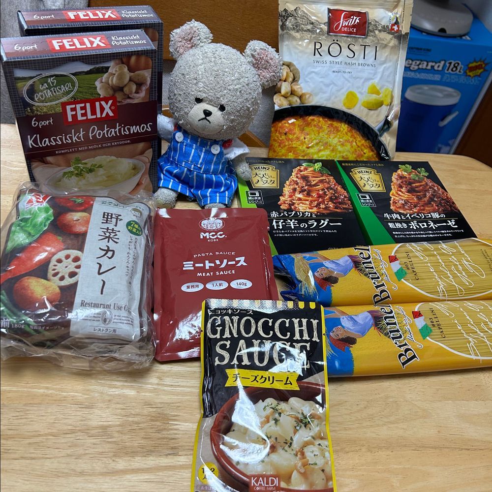 カルディからのDMでこの缶に一目惚れしてこれのためだけにオンラインで買い物をした結果がコレです🐻‍❄️💦
あ〜欲しいもののために節約するはずが😂暴走を決めてしまった💸
2枚目お菓子
3枚目レトルトの美味しいものたち
4枚目韓国っぽいのとその他