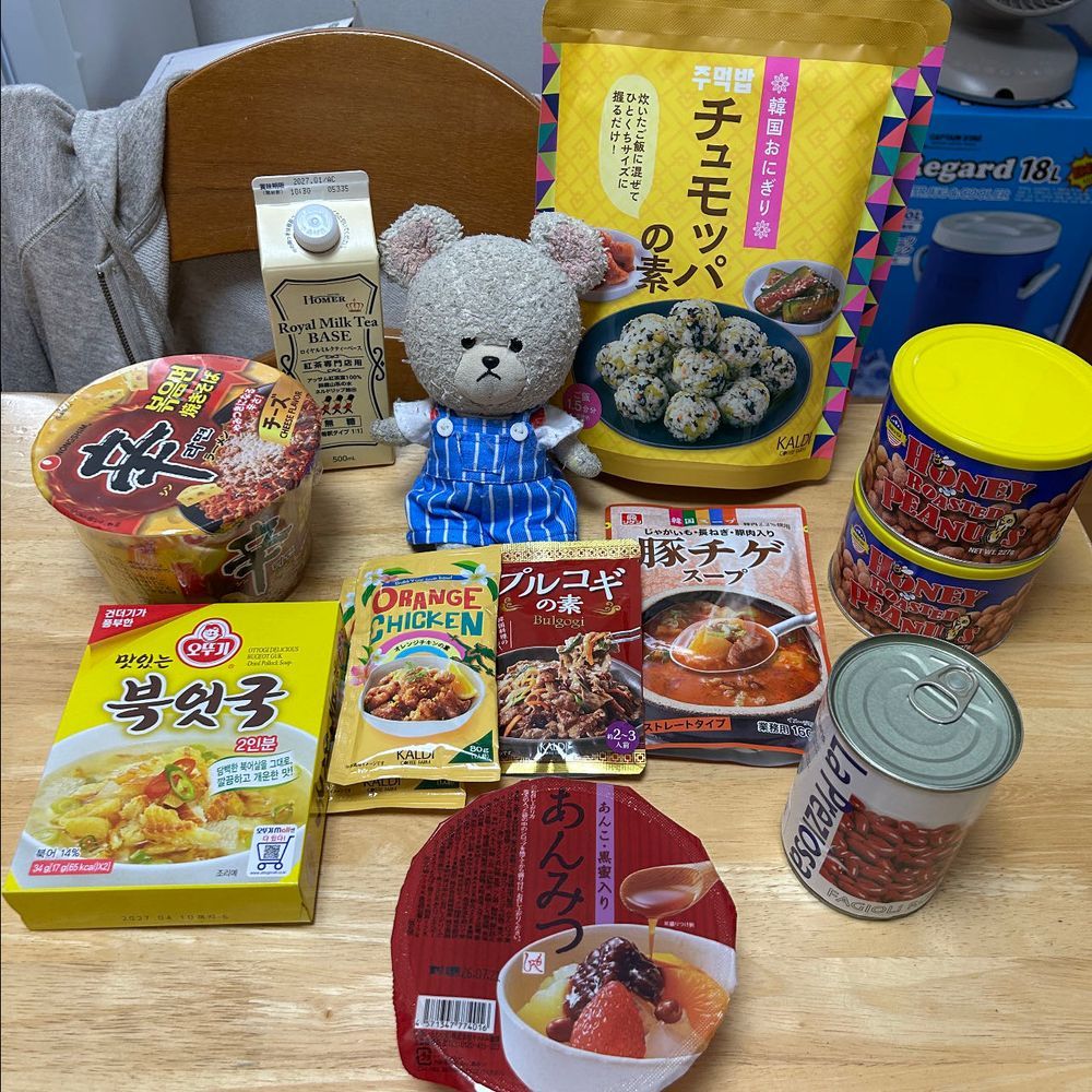 カルディからのDMでこの缶に一目惚れしてこれのためだけにオンラインで買い物をした結果がコレです🐻‍❄️💦
あ〜欲しいもののために節約するはずが😂暴走を決めてしまった💸
2枚目お菓子
3枚目レトルトの美味しいものたち
4枚目韓国っぽいのとその他