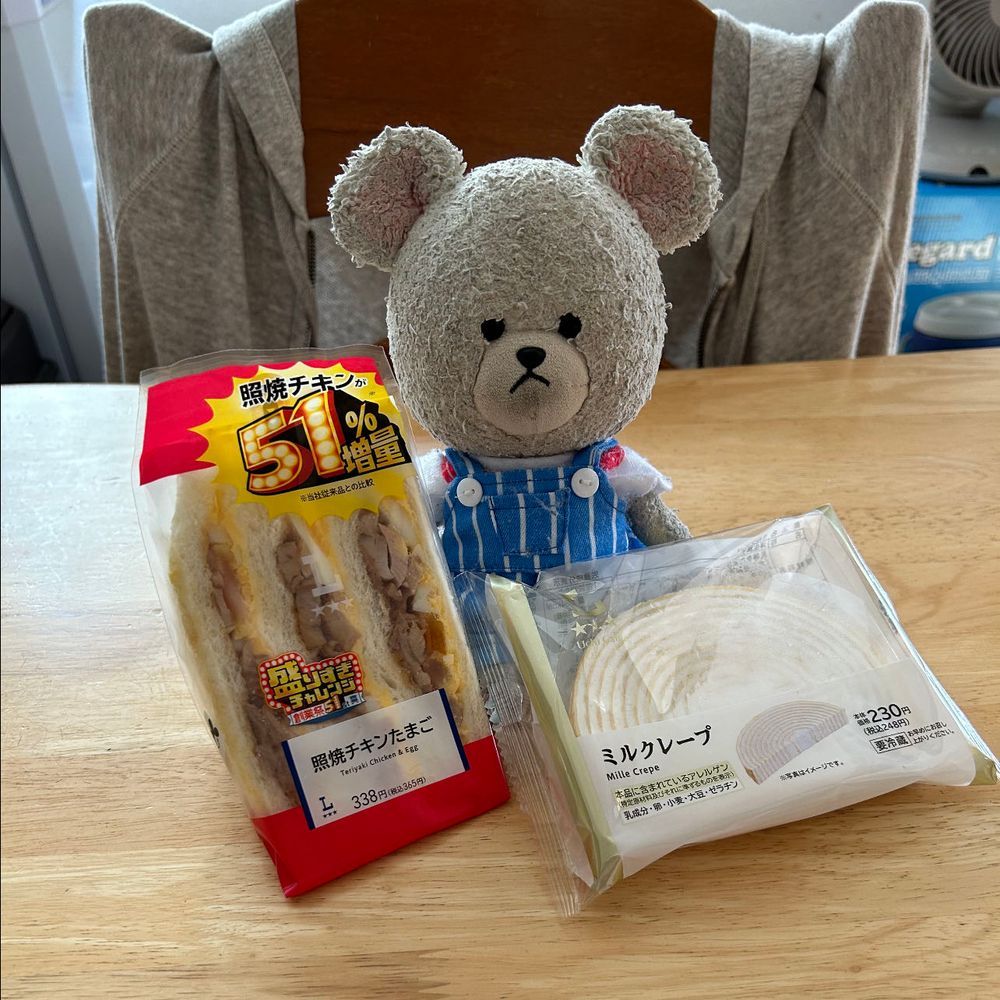 その缶の中には豆乳ビスケットが🍪
かわいいのと、眺めたいのと、もったいない病発症したから、しばらく食べないよ🐻‍❄️
代わりに…
ローソン盛りすぎチャレンジでゲットした照焼チキンたまごとミルクレープを🥄🐻‍❄️
それから、頑張ったご褒美にこの前の黒みつポップコーン🍿
見た目キャラメルだけど、ちゃんと黒みつ味で最高👍