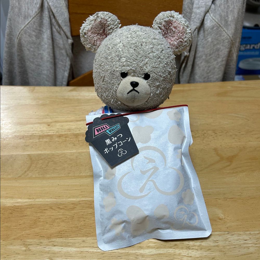 その缶の中には豆乳ビスケットが🍪
かわいいのと、眺めたいのと、もったいない病発症したから、しばらく食べないよ🐻‍❄️
代わりに…
ローソン盛りすぎチャレンジでゲットした照焼チキンたまごとミルクレープを🥄🐻‍❄️
それから、頑張ったご褒美にこの前の黒みつポップコーン🍿
見た目キャラメルだけど、ちゃんと黒みつ味で最高👍