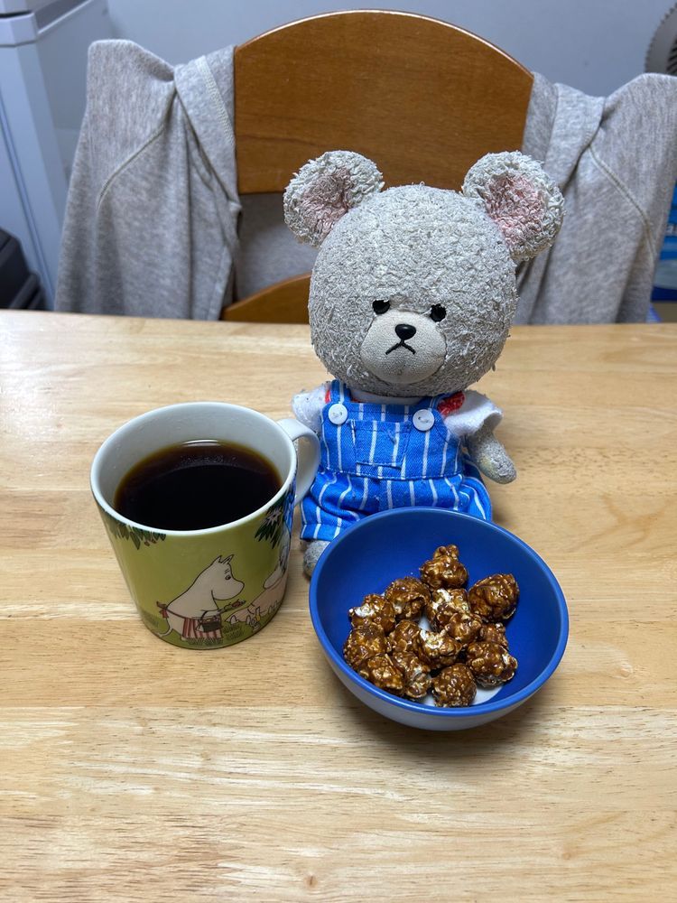 その缶の中には豆乳ビスケットが🍪
かわいいのと、眺めたいのと、もったいない病発症したから、しばらく食べないよ🐻‍❄️
代わりに…
ローソン盛りすぎチャレンジでゲットした照焼チキンたまごとミルクレープを🥄🐻‍❄️
それから、頑張ったご褒美にこの前の黒みつポップコーン🍿
見た目キャラメルだけど、ちゃんと黒みつ味で最高👍