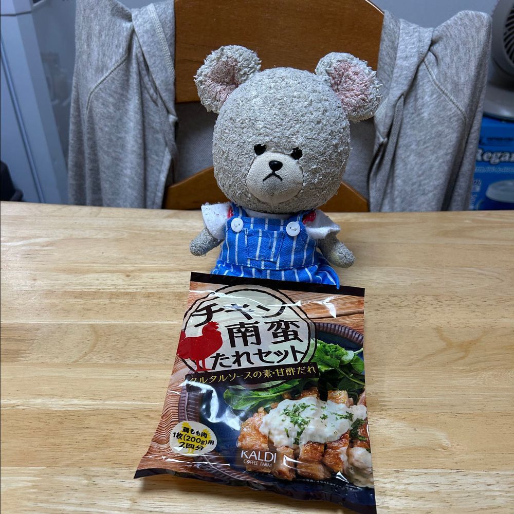 ペックルのぺくちゃん、近所の鶏の鳴き声にパニック中😱
外があかるくなると早朝から派手に鳴いてるからね💦我が家の目覚ましよりはやいんだよね⏰
必然的にぴーしゃん早起きよ👀
それで外の野菜の世話して帰ってきたとこなの🤭この後、何飲もうに🐻❄️🎶
前回カルディで買ったチキン南蛮たれセットを使って、チキン南蛮ごはん❣️
ぴーしゃんチ、ささみが好きだから、もも肉じゃなくてささみで✨
手軽にできて美味しくて便利だったよ👍