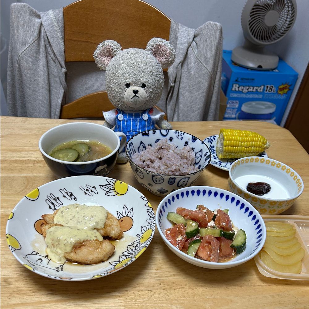 ペックルのぺくちゃん、近所の鶏の鳴き声にパニック中😱
外があかるくなると早朝から派手に鳴いてるからね💦我が家の目覚ましよりはやいんだよね⏰
必然的にぴーしゃん早起きよ👀
それで外の野菜の世話して帰ってきたとこなの🤭この後、何飲もうに🐻❄️🎶
前回カルディで買ったチキン南蛮たれセットを使って、チキン南蛮ごはん❣️
ぴーしゃんチ、ささみが好きだから、もも肉じゃなくてささみで✨
手軽にできて美味しくて便利だったよ👍