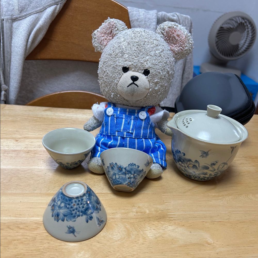 お家の人、蓋碗もっと買うか、烏龍茶好きだから、烏龍茶楽しめるの買うか悩んだ結果、一旦洗茶にむいていそうという理由でこの茶器を買ったの👛
一緒に茶葉もいろいろと🤭4枚目はね、お茶ケーキいう茶葉のかたまりみたいなの❣️
種類たくさんで楽しすぎる🐻❄️🎶