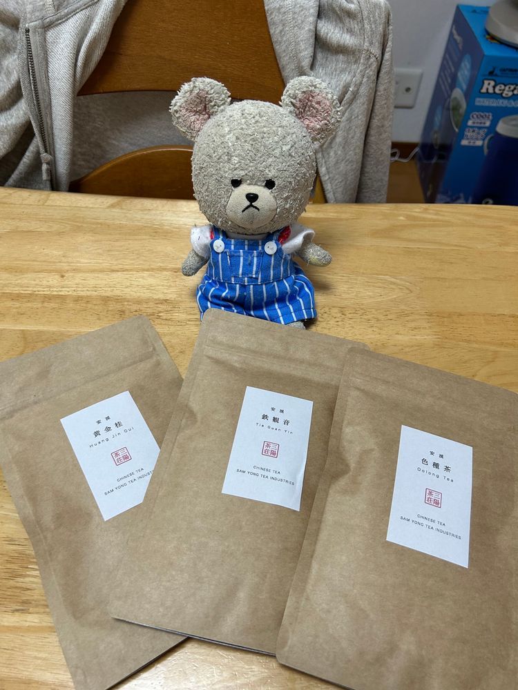 お家の人、蓋碗もっと買うか、烏龍茶好きだから、烏龍茶楽しめるの買うか悩んだ結果、一旦洗茶にむいていそうという理由でこの茶器を買ったの👛
一緒に茶葉もいろいろと🤭4枚目はね、お茶ケーキいう茶葉のかたまりみたいなの❣️
種類たくさんで楽しすぎる🐻❄️🎶