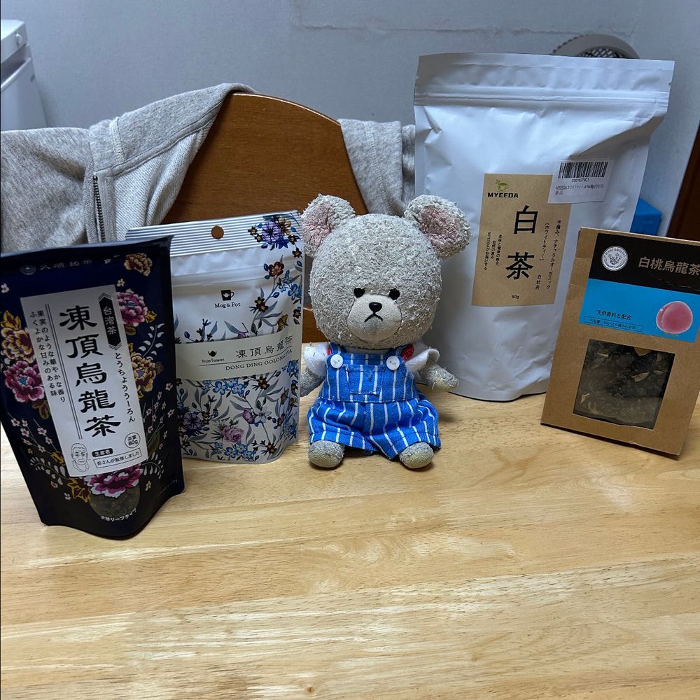 お家の人、蓋碗もっと買うか、烏龍茶好きだから、烏龍茶楽しめるの買うか悩んだ結果、一旦洗茶にむいていそうという理由でこの茶器を買ったの👛
一緒に茶葉もいろいろと🤭4枚目はね、お茶ケーキいう茶葉のかたまりみたいなの❣️
種類たくさんで楽しすぎる🐻❄️🎶