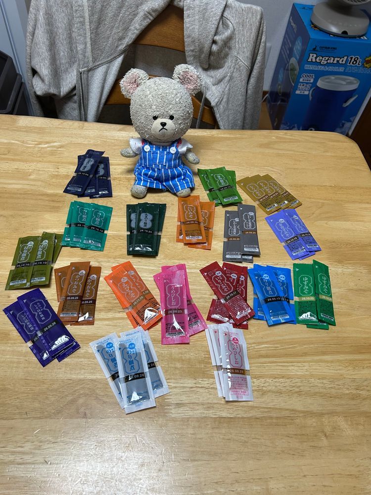 袋に書いてある通りに…
はかって、まず洗茶を…
熱湯いれて、待つ🦔🐻❄️🦔
あれ?
なんか、いつもと香り違う❣️
小さいのをどうやって持つかが問題だ…
とりあえず、ごくり…
はぁ〜❤️
何これ✨香りもだけど、雑味というのかな?無駄な苦さ?渋さ?無いね〜‼️
美味しいなぁ🥰
今までのお茶淹れるのテキトーだったことが悔やまれる…😫
4枚目、ごはんのお供アソートセット🍚
何から食べようか迷う楽しみ😋