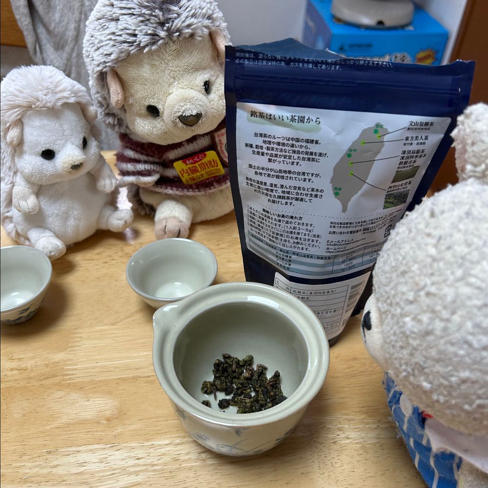 袋に書いてある通りに…
はかって、まず洗茶を…
熱湯いれて、待つ🦔🐻❄️🦔
あれ?
なんか、いつもと香り違う❣️
小さいのをどうやって持つかが問題だ…
とりあえず、ごくり…
はぁ〜❤️
何これ✨香りもだけど、雑味というのかな?無駄な苦さ?渋さ?無いね〜‼️
美味しいなぁ🥰
今までのお茶淹れるのテキトーだったことが悔やまれる…😫
4枚目、ごはんのお供アソートセット🍚
何から食べようか迷う楽しみ😋