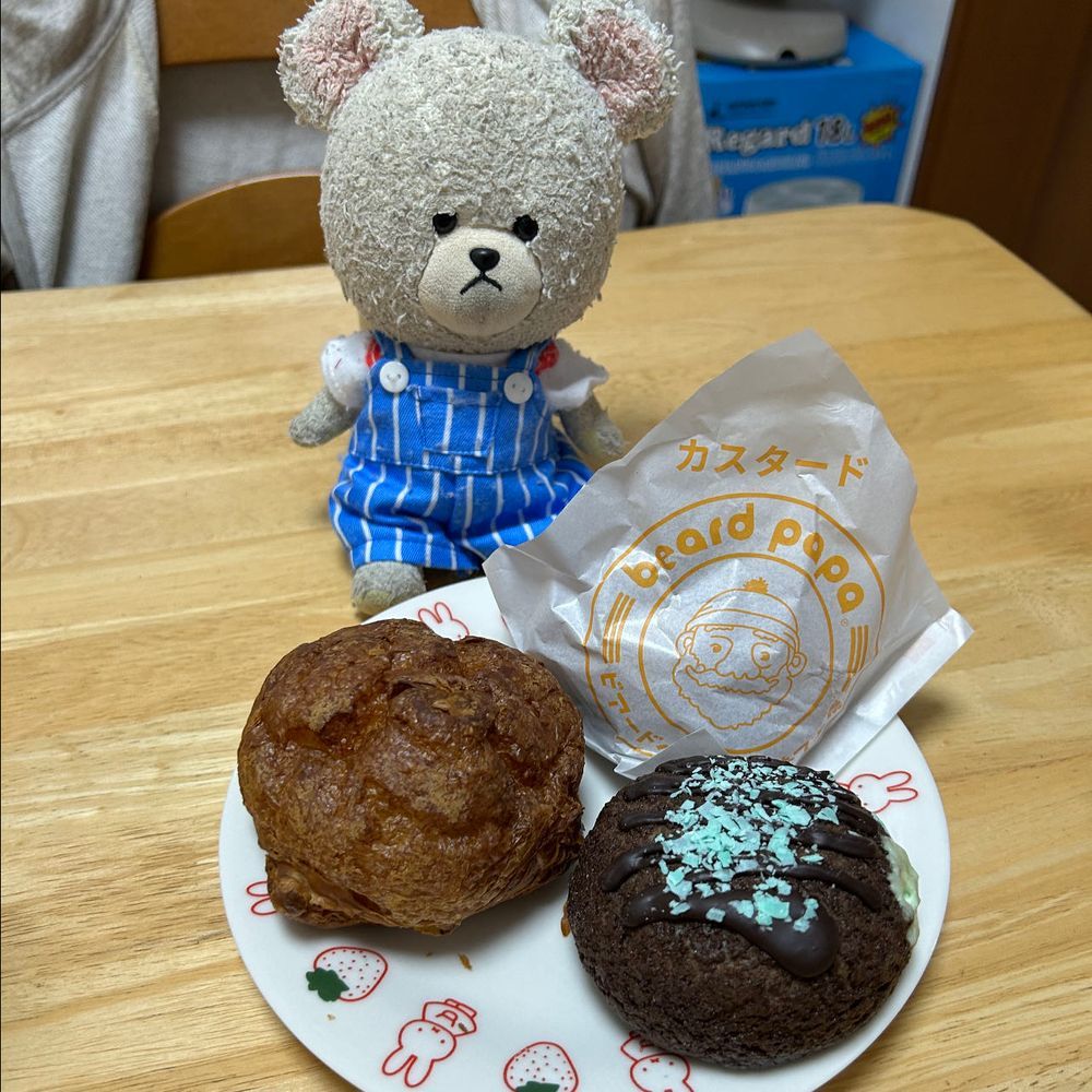 シュークリームたべた〜い‼️
ってわけで、　
ビアードパパなの❣️
抹茶シュークリームと、チョコミントシュークリームと、カスタードシュークリームなの🤭
美味しかった😋