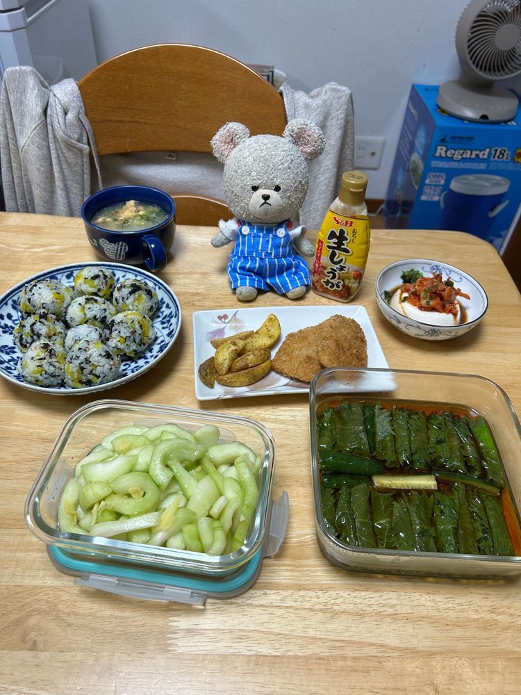 我が家のしそが生い茂り、伸びまくりきゅうり発見したら…アレだよね🤭
摘果うりもあるし…🤤
カルディのチュモッパもそう💕
冷奴の上のキムチもそう✨
パリパリぽりぽり系多めなの❣️
食感いいもの並ぶと食べた〜って満足度高めだよ🥄🐻❄️👍