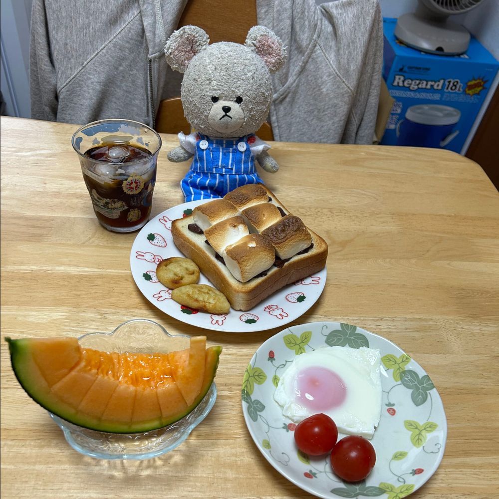 朝ごはん、マシュマロチョコトーストにしたの❣️
この前、マシュマロ召喚したはいいけど、思ったより入ってて、ぴーしゃん真剣に消費中🐻❄️
一気に6個減った✨
いただきもののメロン赤肉で、ウキウキ切って、皿に置いたら…皿が小さすぎたよ😢
盛りすぎのチーズケーキを手に入れたの✌️
無言のぺくちゃん、おもちゃのまめっちをぴーしゃんに向けて、一緒に圧かけさせてるや😂あげるよ〜👍
ペプシとコーラ…ちがいは??
と言われて考えたことなかったけど、お家の人ったら、デザインって答えたら、すご〜く笑われてた💦そうじゃないんだよ〜🐻❄️🌀
さて、ぴーしゃんもポッキーのココナッツゲット🥥いっぱい食べるぞ〜✨
あと、シューのチョコ菓子🎶
好きなんだよね💕