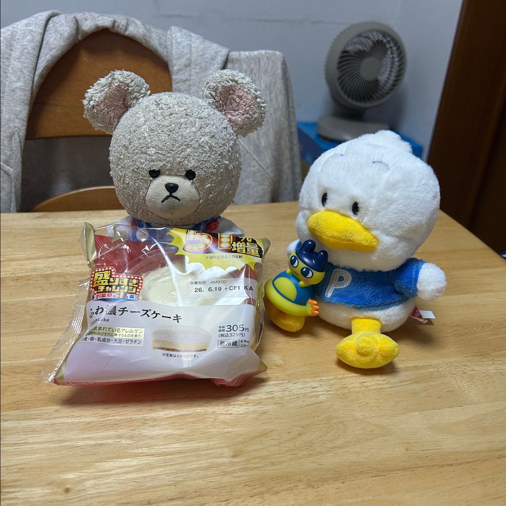 朝ごはん、マシュマロチョコトーストにしたの❣️
この前、マシュマロ召喚したはいいけど、思ったより入ってて、ぴーしゃん真剣に消費中🐻❄️
一気に6個減った✨
いただきもののメロン赤肉で、ウキウキ切って、皿に置いたら…皿が小さすぎたよ😢
盛りすぎのチーズケーキを手に入れたの✌️
無言のぺくちゃん、おもちゃのまめっちをぴーしゃんに向けて、一緒に圧かけさせてるや😂あげるよ〜👍
ペプシとコーラ…ちがいは??
と言われて考えたことなかったけど、お家の人ったら、デザインって答えたら、すご〜く笑われてた💦そうじゃないんだよ〜🐻❄️🌀
さて、ぴーしゃんもポッキーのココナッツゲット🥥いっぱい食べるぞ〜✨
あと、シューのチョコ菓子🎶
好きなんだよね💕