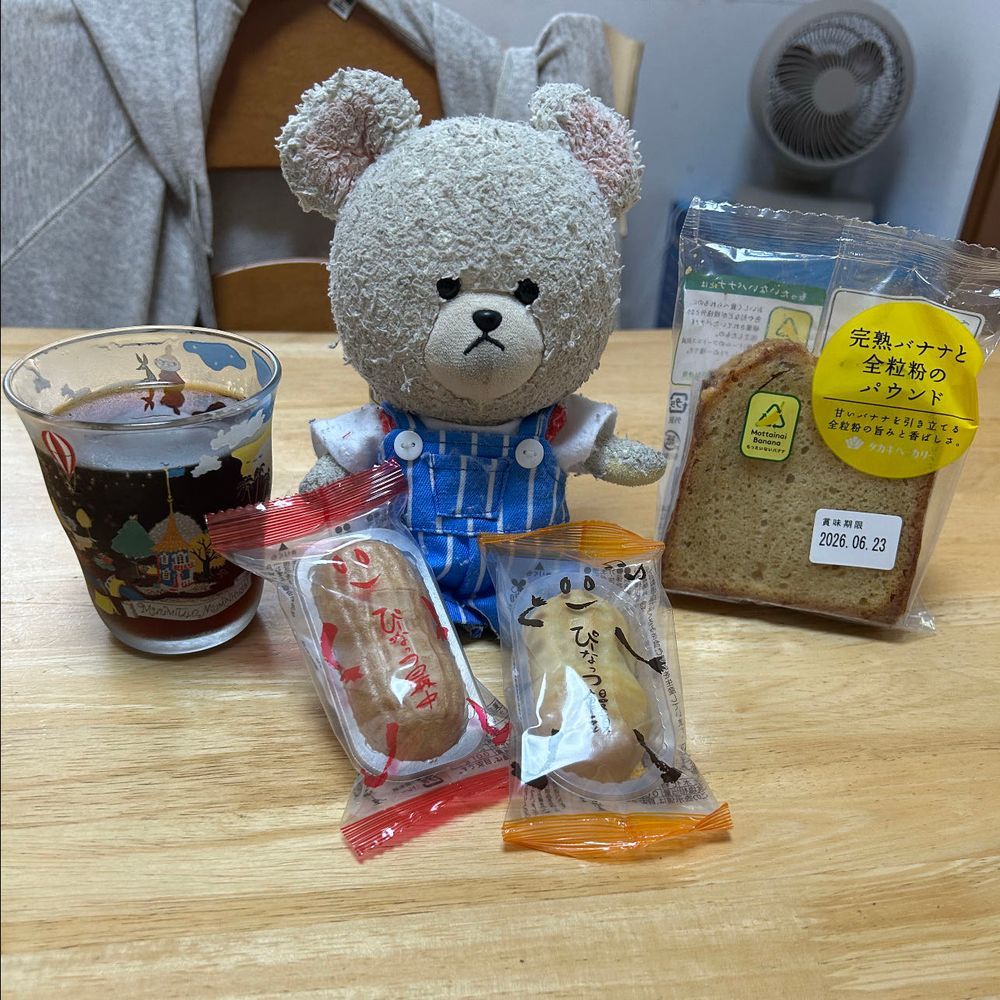 気になってたドーンと丸ごとステーキカレーを食べてみたよ〜🥄
確かにお肉が一枚入ってる👀🍛美味しかったよ〜🐻‍❄️わがまま言うと福神漬け欲しかった🤭
スーパーで見つけたぴーなっつ最中と饅頭なの❣️あと、バナナのパウンドケーキだって🍌悩んだ末にぴーなっつ最中にしたよ🥜ちゃんとぴーなっつの香りする餡で美味しかった👍
ネットで新しいハンドソープの本体買ったの〜自動で出るんだって✨早く見たいんだけど、今使ってるの終わってからだって…まだかな？？