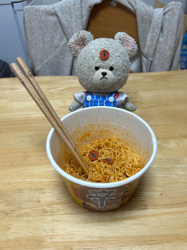 本日の収穫✂️
見た目が青唐辛子なししとうを恐る恐るごま油で炒めてみた❣️味付けは塩…以上。
ドキドキ、ハラハラ…もぐもぐ🥄🐻‍❄️
なんか、辛いような、無事なような…
セーフでよかった〜結論、ししとうだ✨
ぴーしゃんがうま〜い❤️と喜んで食べられる辛いカップ麺はココが限界
辛いマンに変身だ🌶️🐻‍❄️