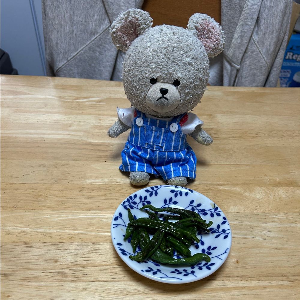 本日の収穫✂️
見た目が青唐辛子なししとうを恐る恐るごま油で炒めてみた❣️味付けは塩…以上。
ドキドキ、ハラハラ…もぐもぐ🥄🐻‍❄️
なんか、辛いような、無事なような…
セーフでよかった〜結論、ししとうだ✨
ぴーしゃんがうま〜い❤️と喜んで食べられる辛いカップ麺はココが限界
辛いマンに変身だ🌶️🐻‍❄️