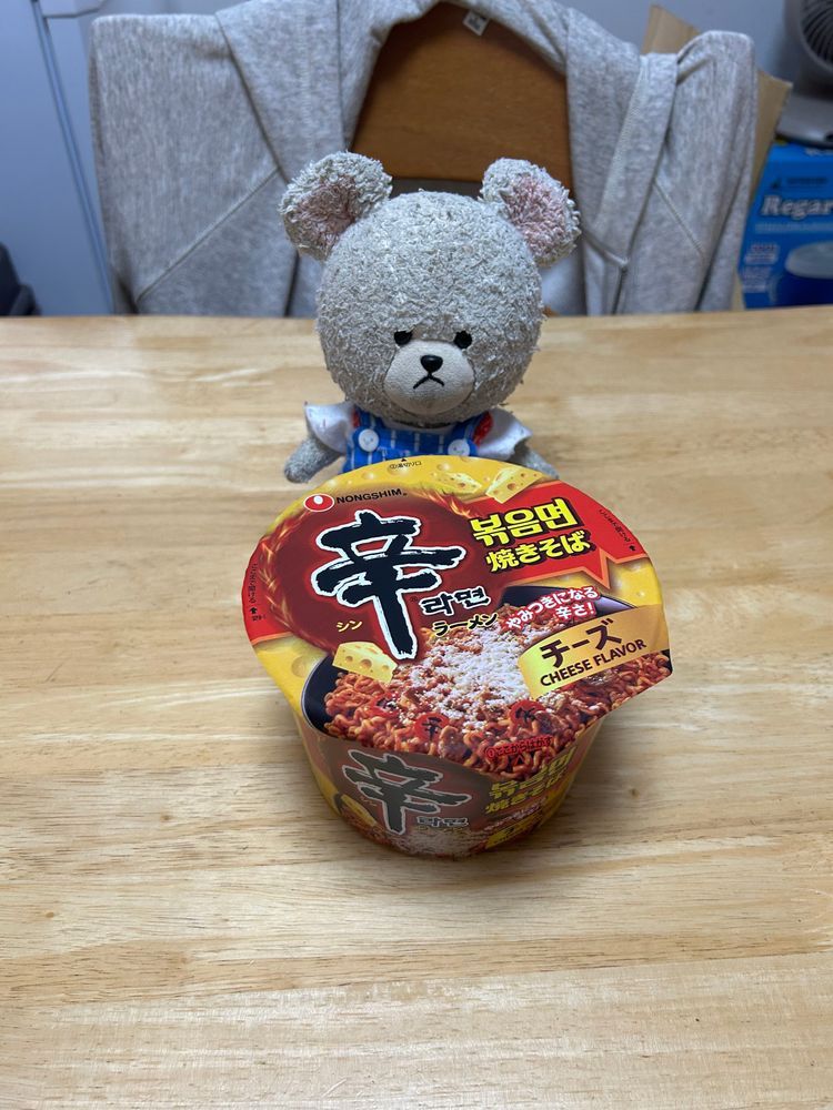 本日の収穫✂️
見た目が青唐辛子なししとうを恐る恐るごま油で炒めてみた❣️味付けは塩…以上。
ドキドキ、ハラハラ…もぐもぐ🥄🐻‍❄️
なんか、辛いような、無事なような…
セーフでよかった〜結論、ししとうだ✨
ぴーしゃんがうま〜い❤️と喜んで食べられる辛いカップ麺はココが限界
辛いマンに変身だ🌶️🐻‍❄️