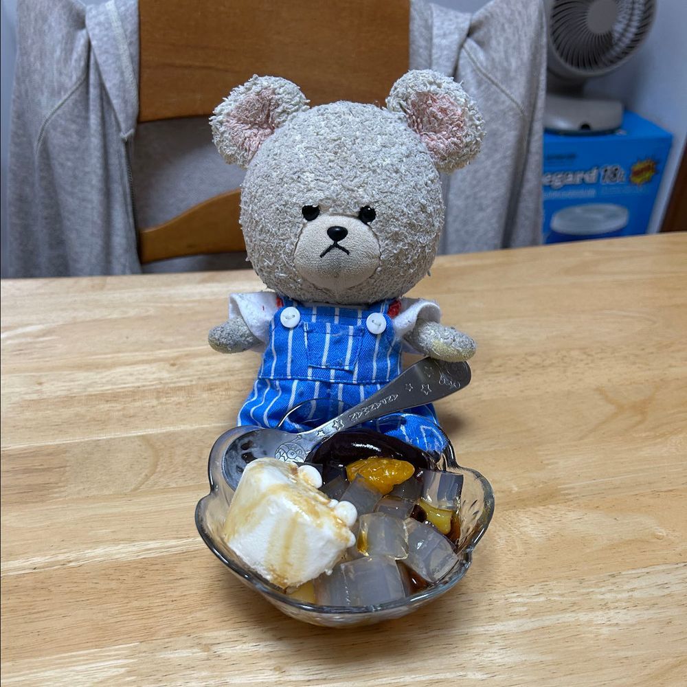 暑い日にはひえっひえのコレ❣️
あんみつのアイス添え🍨
あんとくろみつが別に入ってるのも👍だよね🤭
あ〜うまうま🥄🐻‍❄️
今日の朝はひじきおむすびと、前の日の味噌汁（玉ねぎと油揚げ）に卵を落として半熟くらいで食べるの大好き💕
